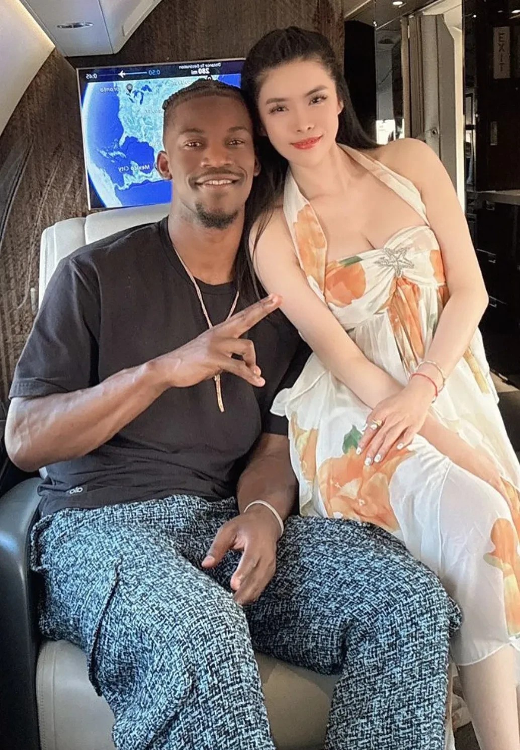 华人美女牌手BritneyJing在社交平台晒出与巴特勒在私人飞机上的合影。照