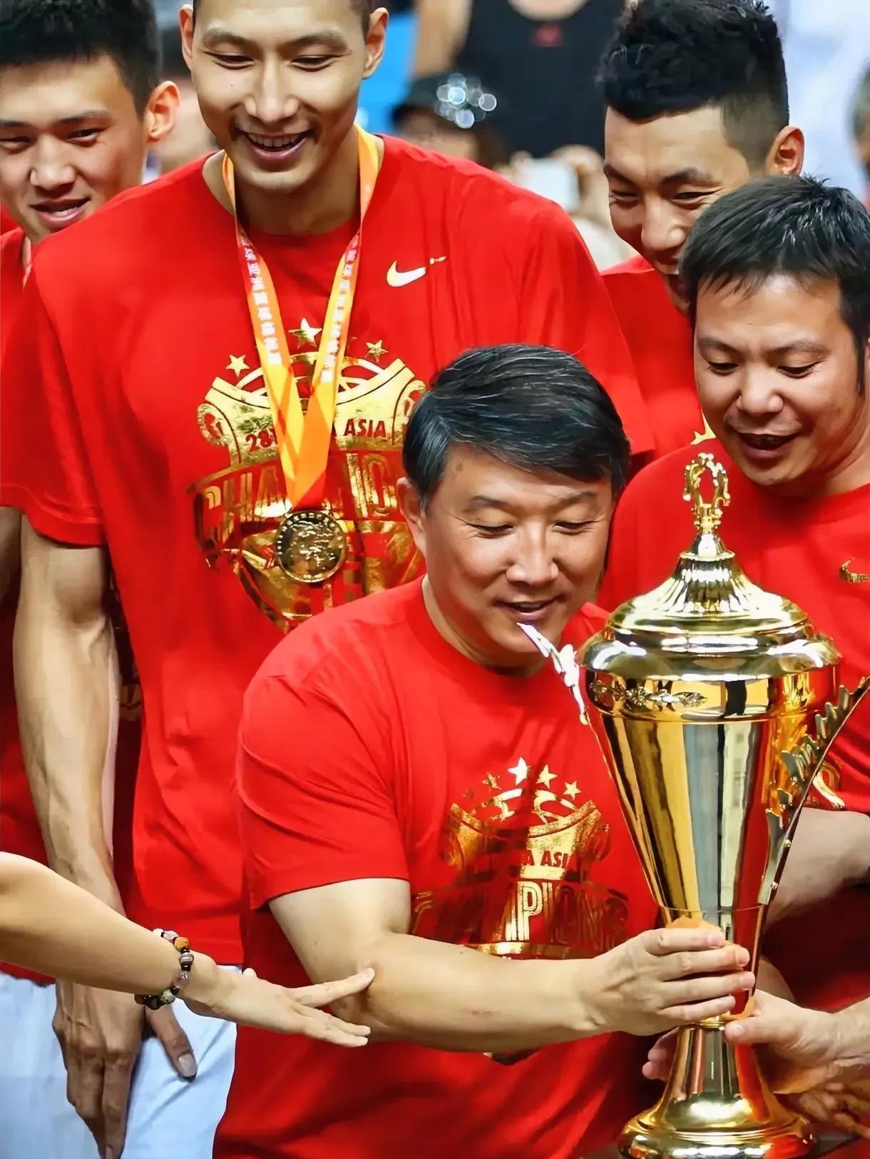 太不像话了！年近古稀之年的中国女篮主帅宫鲁鸣被喊下课！昨晚中国女篮101-92