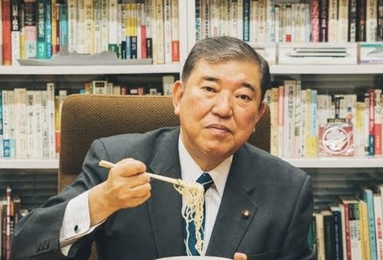 首相吃面被骂百姓怒火难平日本首相吃碗拉面，竟然引发一场轩