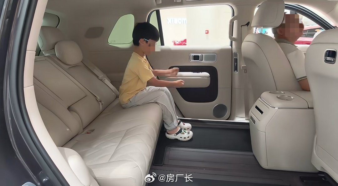 小朋友测试小米澎程后排空间，很有做车评人的潜力​