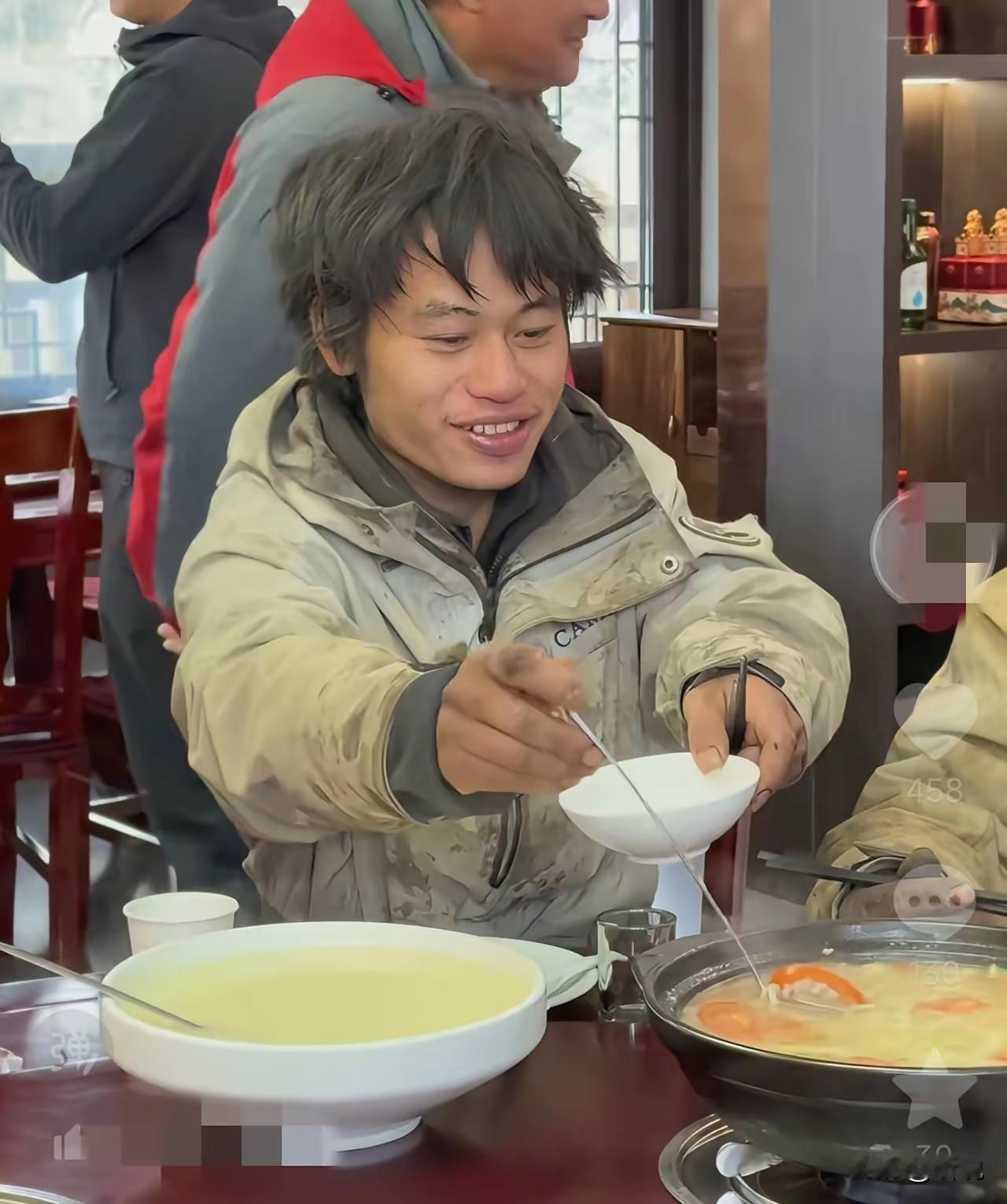 这比赛，开始前投放蛋白质，开始后规则随时改，奖金随便加，还能补充休整。这荒野求生