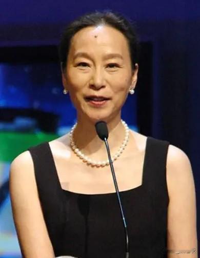 70岁的奚美娟做梦都想不到吧当初离婚给周野芒扣了一顶烂帽子，事隔多年被拿下来了