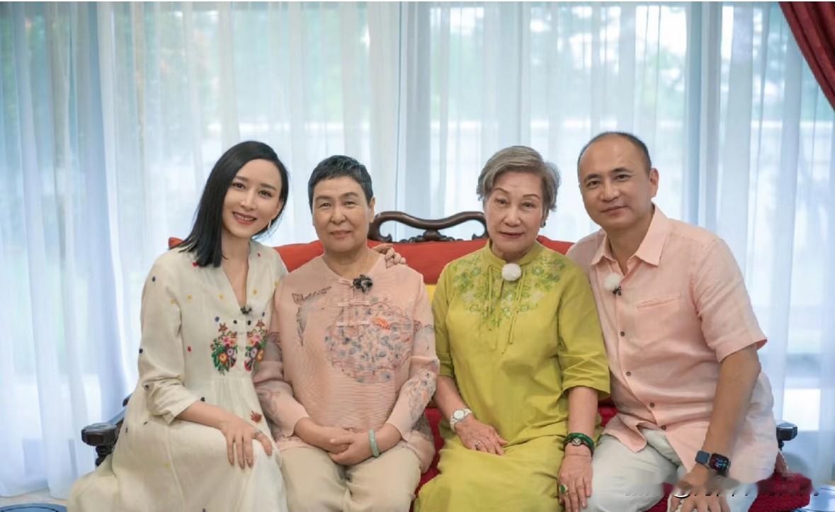 这是胡静和母亲与丈夫朱兆祥及婆婆朱林秀琴在家一起留下的一张家庭合影。胡静毕业于中