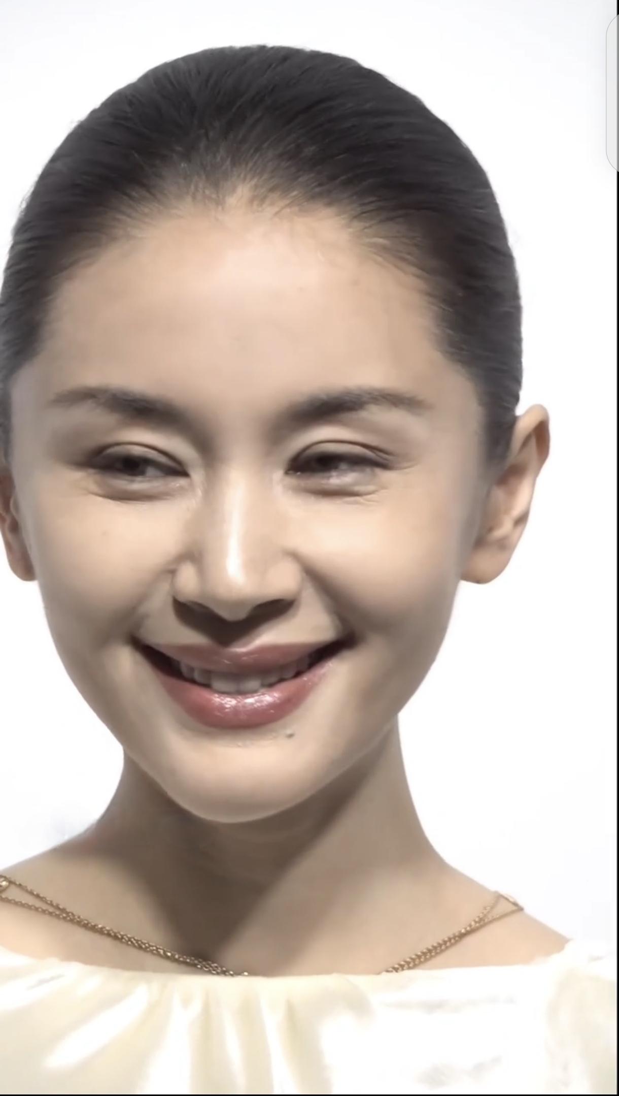 王子文38岁怼脸生图状态，真有魅力！