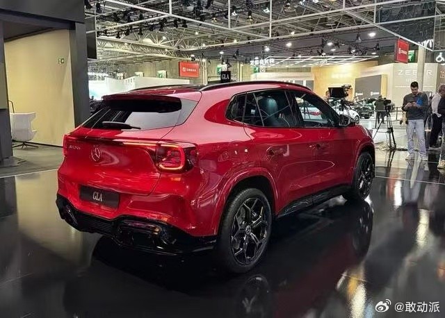 全新一代奔驰GLA完成换代，作为品牌入门紧凑型SUV，针对性解决老款后排局促的