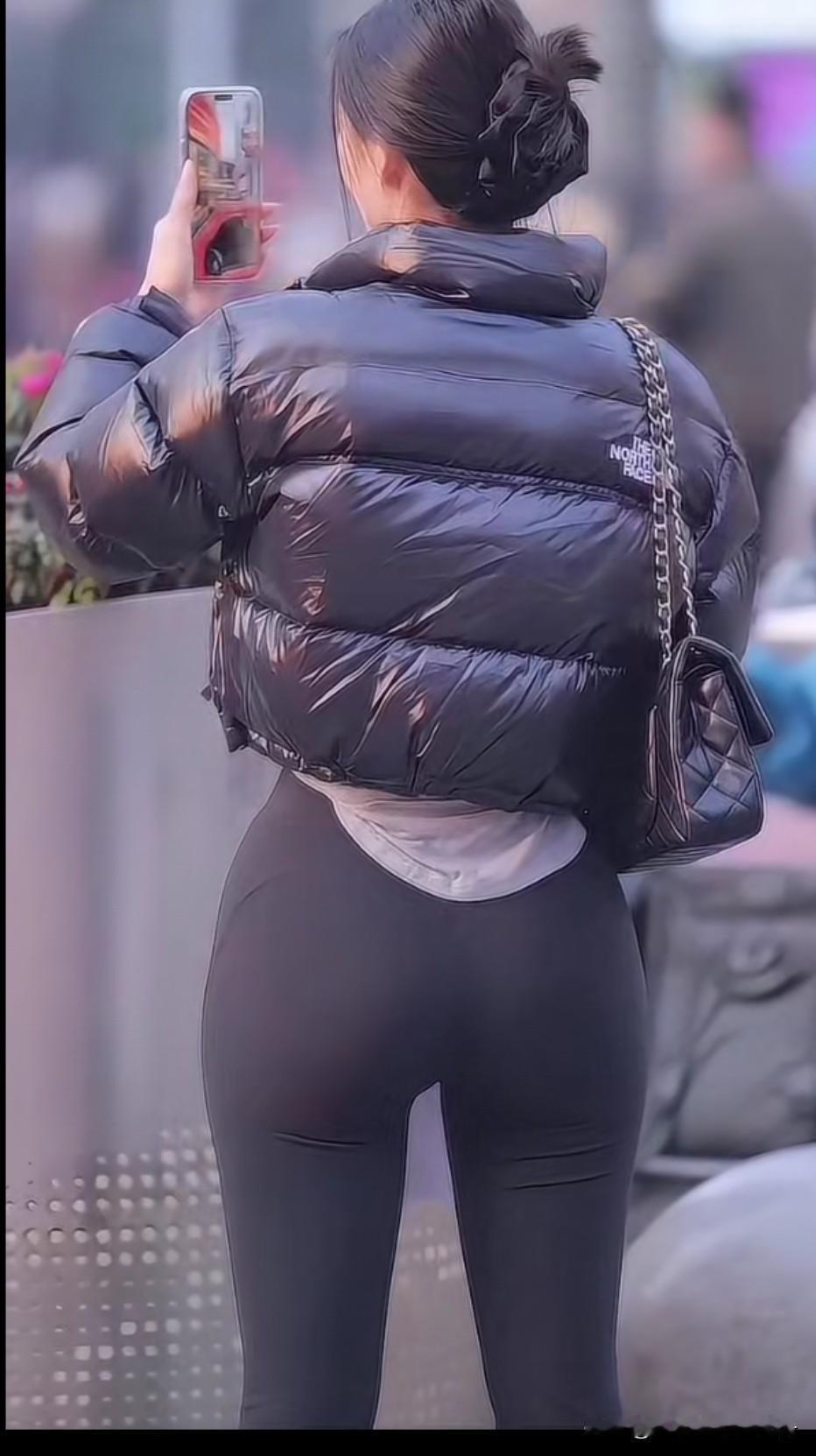 从背影能看出她是一位成熟女人吗？