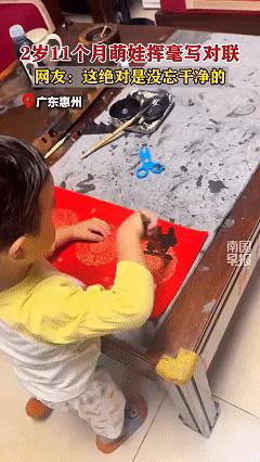 “我怀疑！这个2岁娃娃没喝孟婆汤！”书法写的比大人都好！孩子妈妈介绍，孩子还
