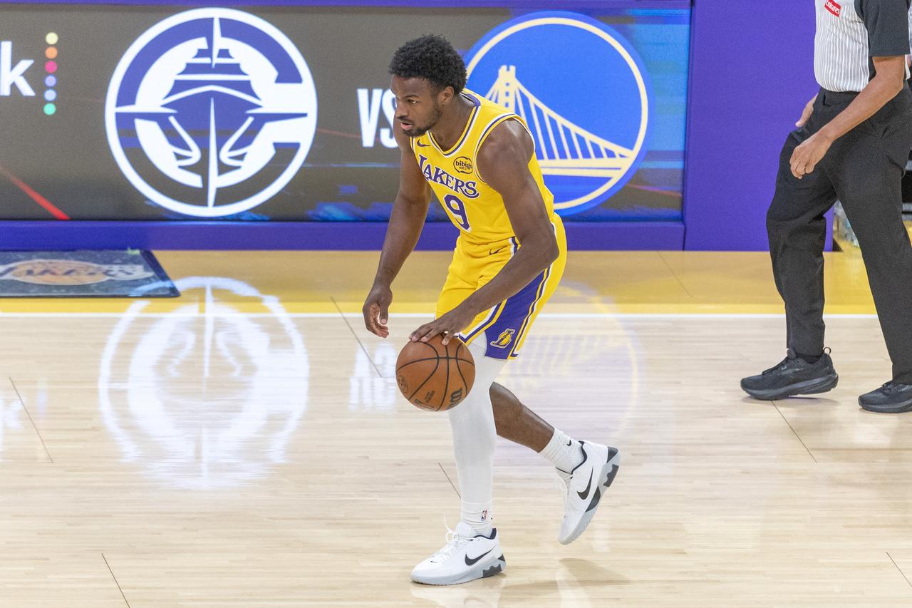 比杨翰森强，布朗尼在垃圾时间3投2中拿到5分1助攻1抢断的数据！在今天湖人与