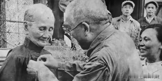 方志敏烈士牺牲以后，老母亲过着悲惨的生活，十四年后，新中国成立，老人家被接到北京