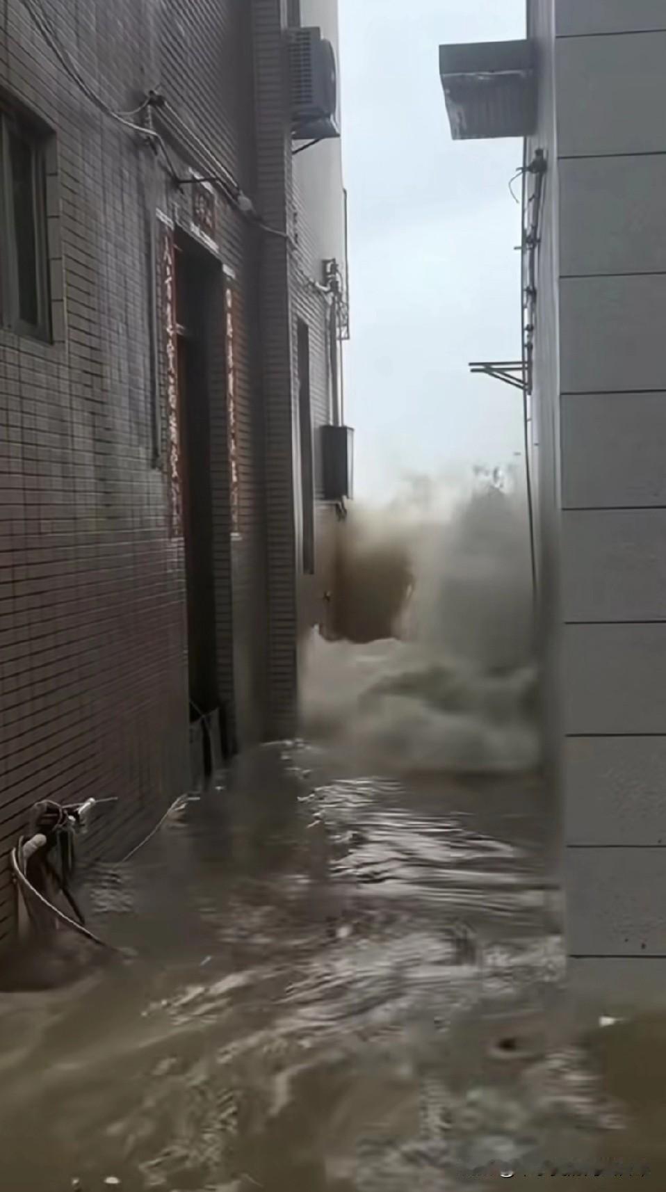 麦德姆台风“海洗”阳江西扒湾：海水倒灌如猛兽！麦德姆台风在阳江西扒湾掀起惊