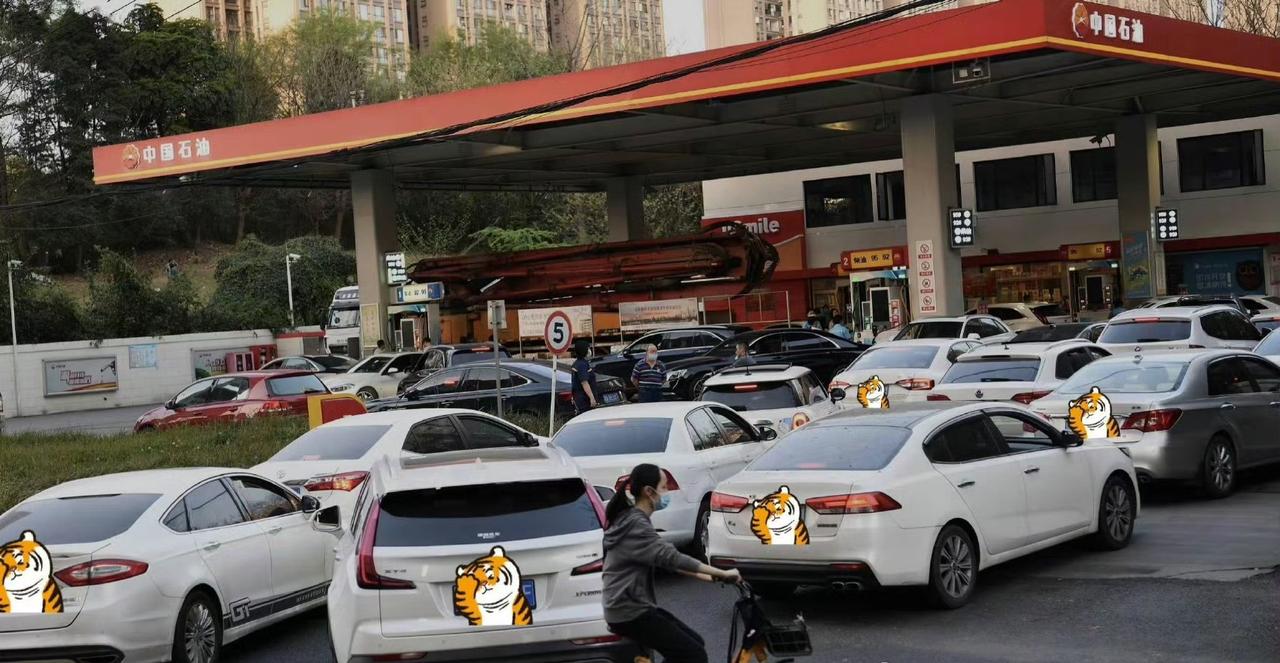 油价上涨多个加油站门口大排长龙有人疑惑：“就为了省几十块钱至于吗?”其实