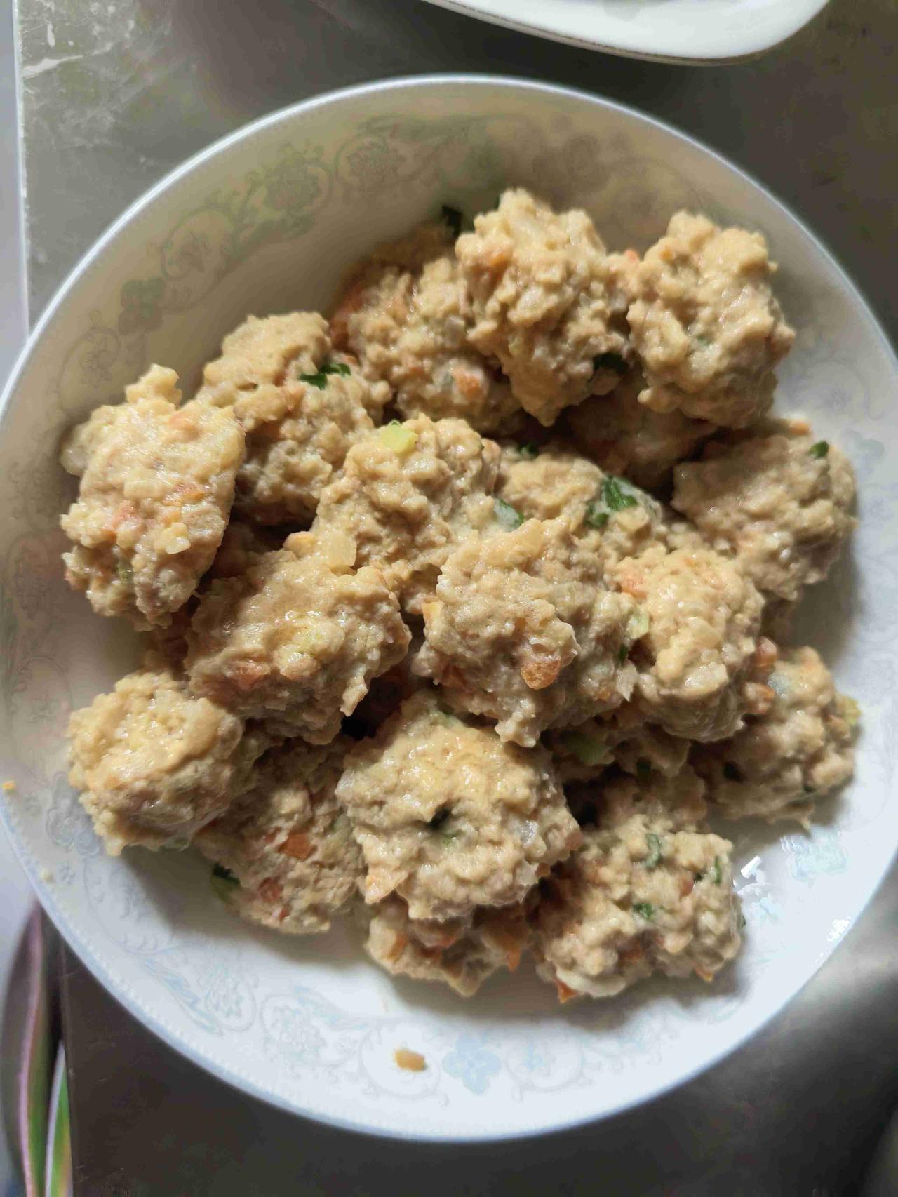 今天武汉下雨，我没有出门，在家里加了一条裤子腰，做了萝卜肉丸。以前年轻的时候