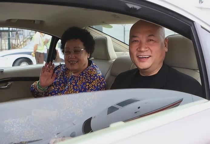 陈丽华耽误了迟重瑞一辈子。 光听两人的称呼就不自在，说话带您，董事长，哪像两