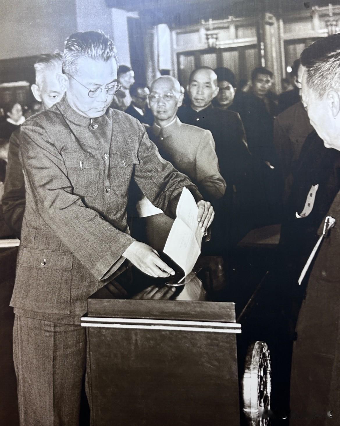1954年5月，李先念调北京，任中央财政经济委员会副主任兼财政部长。9月27日，