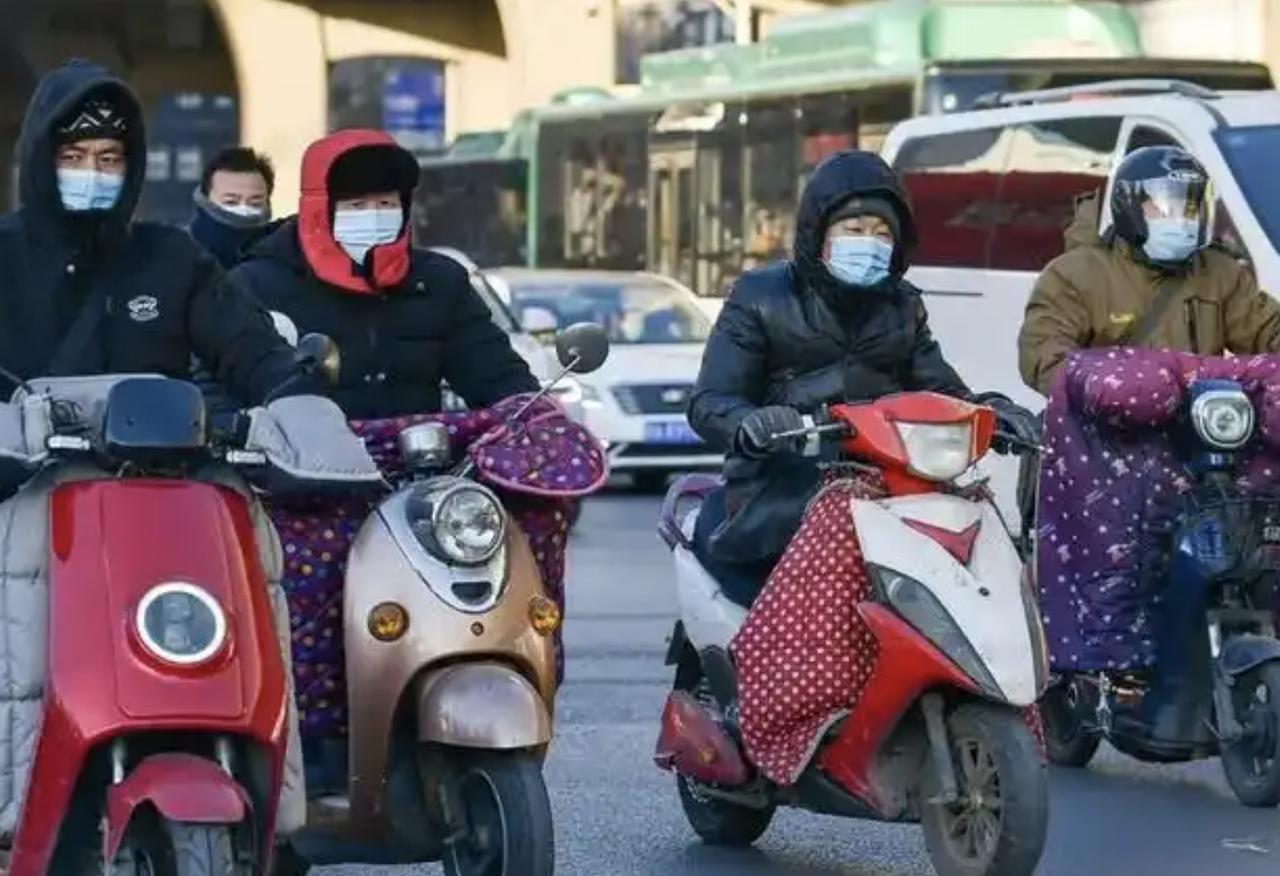 听说有人建议要禁止电动车装挡风被？最近电动车这个话题是频上热搜啊，我看很多人