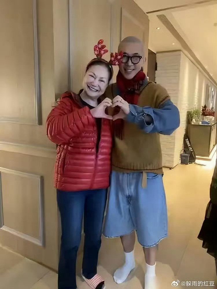 大S的粉丝认为大S不会穷到卡里只剩下40多万人民币，大S肯定还有钱在S妈手里，那