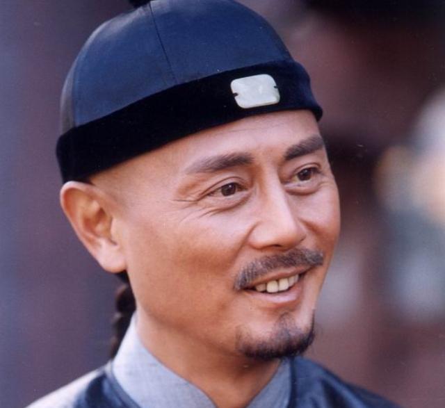 清乾隆朝后期，有个人高中进士，眼看就要被任用，不想之后家里连续八位长辈去世，他守