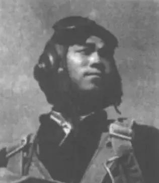 1953年，美军飞行员被击落，跳伞后，他被一个中国老人发现。为了活命，他告诉老人