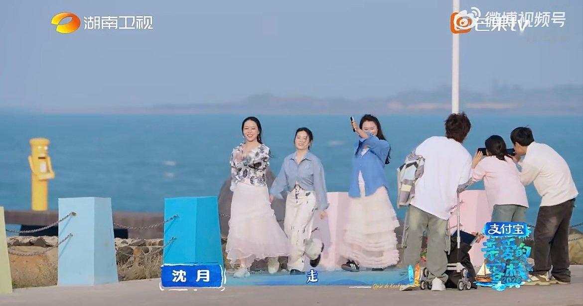 沈月镜头下的闺蜜沈月太懂女生了，选景和引导都超贴心，镜头里的闺蜜氛围感直接拉满