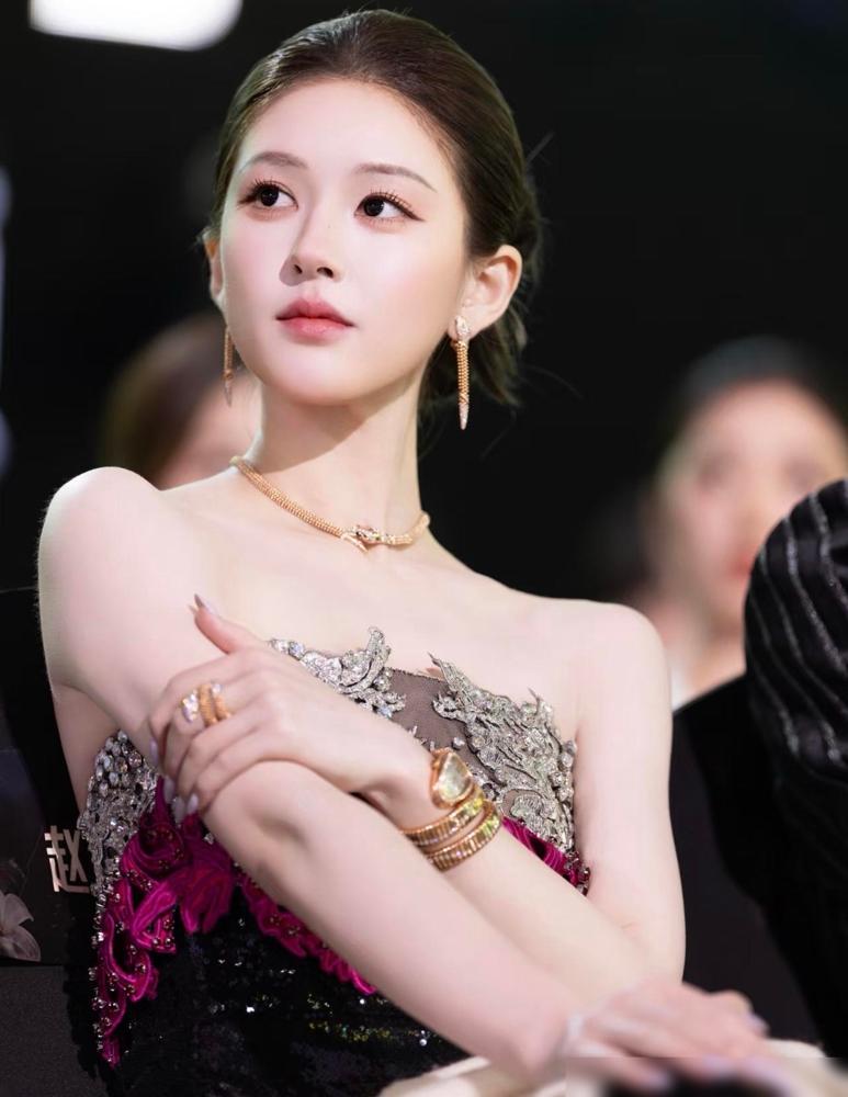 怪不得星光大赏美女如云，压轴的却是赵露思，不是因为她最有气质，也不是因为她最美，