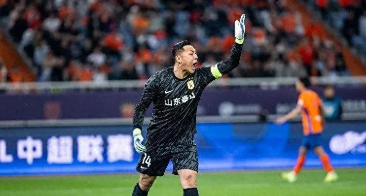 北京国安球迷担心的事情可能要发生了！根据媒体爆料泰山主力门将王大雷有望与北京国安