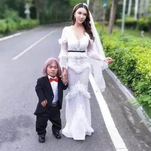 龚玥菲这眼光真不是一般人，从低矮男友到亚洲第一巨人，博眼球的能力绝对厉害​龚玥