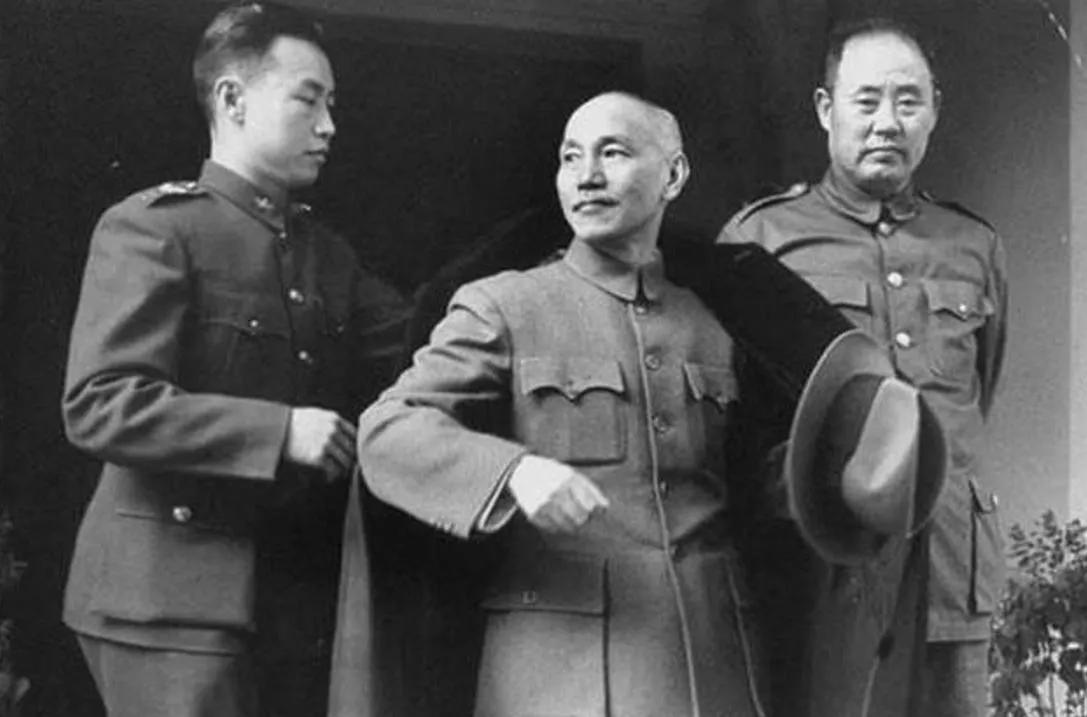 1975年，蒋介石去世前，他拉住儿子蒋经国的手，回忆说：“我这一生，敬重者有一人