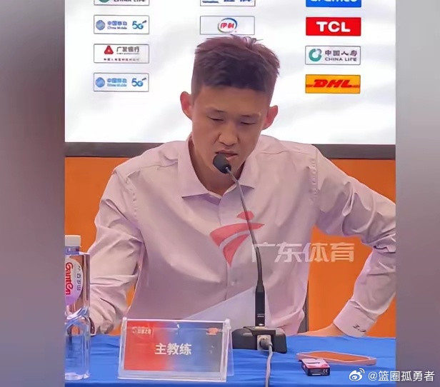 有球迷问为什么顾全可以，周鹏却不可以？深圳男篮选择顾全出任主教练，放弃周鹏，根本