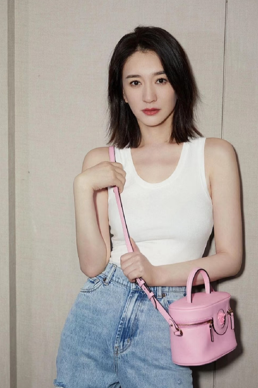 李小冉请粉丝吃关东煮李小冉五十岁路透生图被李小冉的状态狠狠惊艳！五十岁的路透生