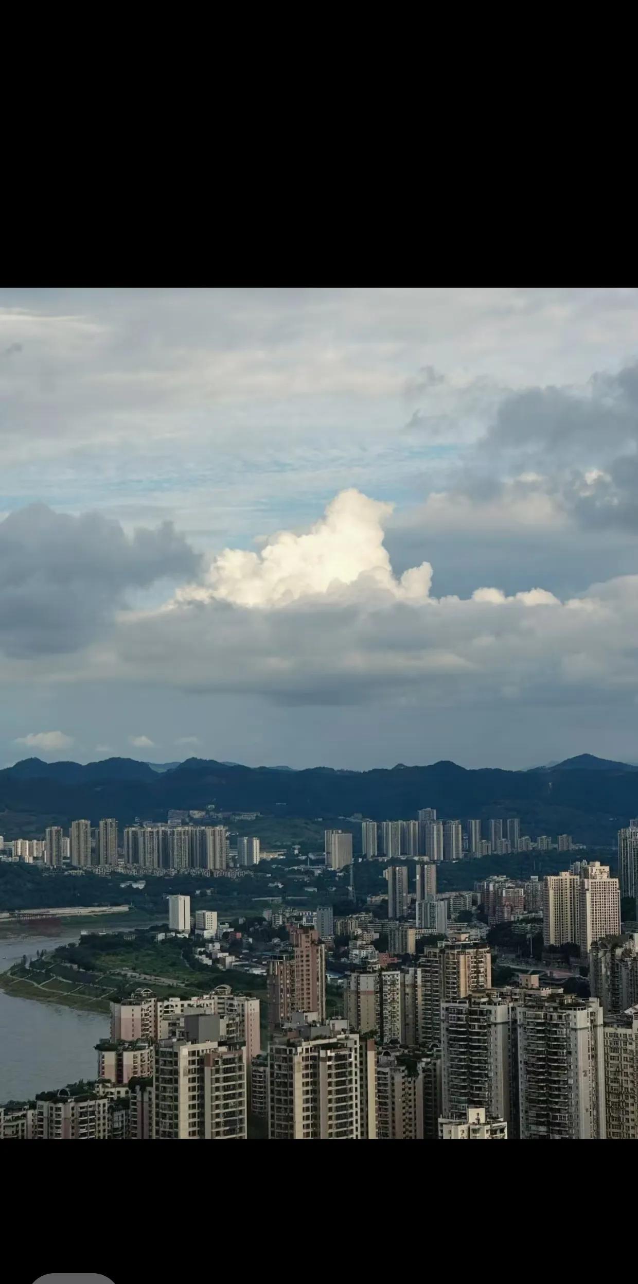 同学的老公早年是县里的武装部长，正团级，还兼任了县委常委。转业的时候他想回老家县