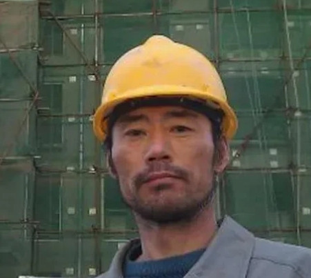 2010年，“旭日阳刚”组合在春晚演唱了一首汪峰的《春天里》而身价倍增，从农民工