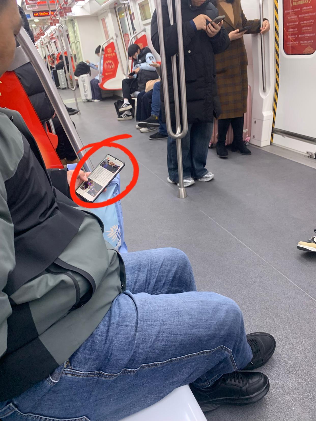 我发现了一个问题，包括我也是这样的。你看，现在出门不管是地铁上，火车上，还是