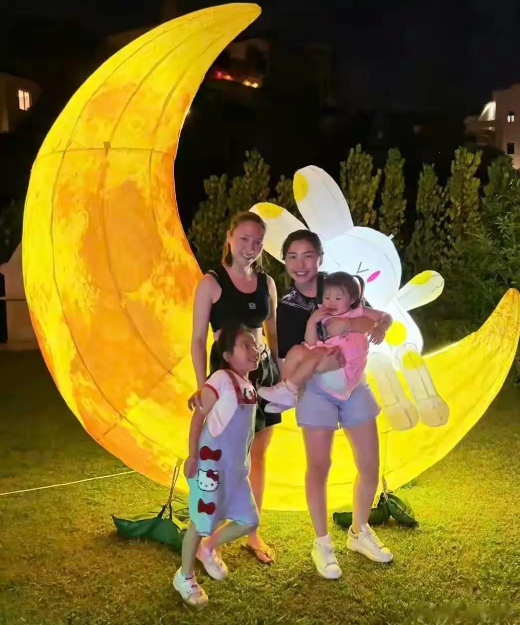 赌王三太和四太和自己娘家人关系都好！中秋节的时候，三太陈婉珍邀请自己的娘家人来豪