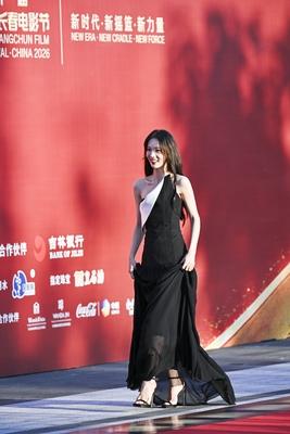 哇！金晨身穿黑白撞色长裙亮相长春电影节红毯裙摆飘逸好惊艳发现没金晨穿的