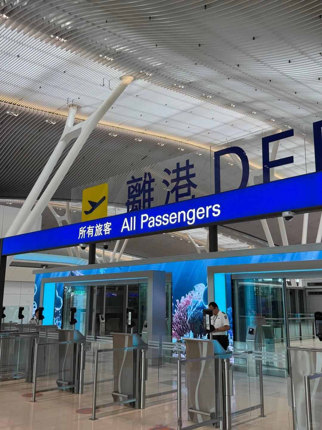 香港机场新T2航站楼也太科幻了！付攻略刚刚打卡了香港机场新T2航站楼，人不多，很