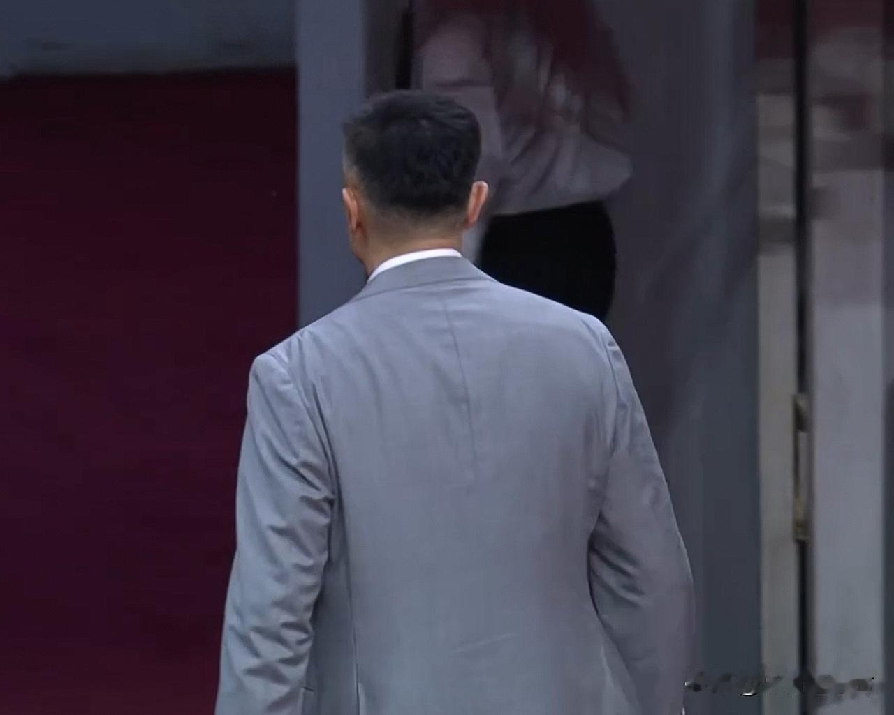 杜锋被批评！广东男篮在东莞主场输给对手17分后，主教练杜锋在简单致意后直接返回