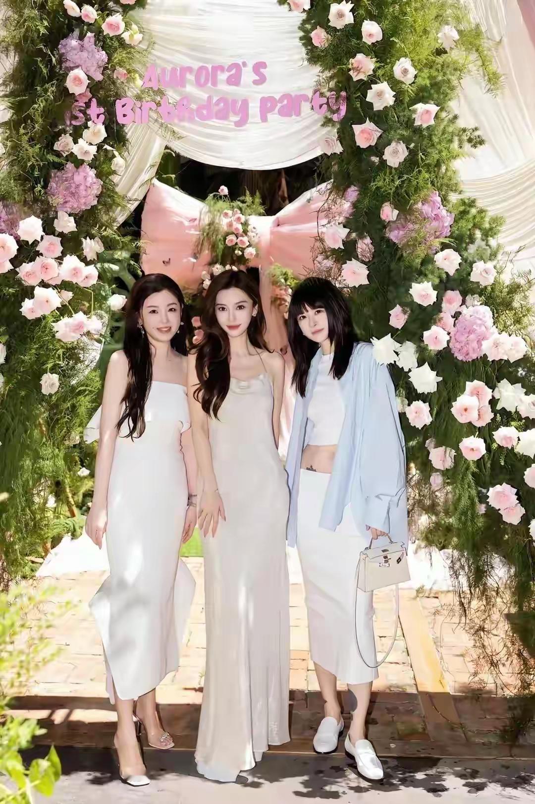 杨颖：离婚后高情商与美貌并存今天被这几个美女惊艳到了。瞧这身白色吊带裙，挂脖