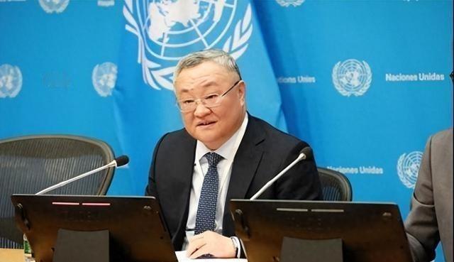 欠了46亿美元会费的美国，眼睁睁看着中国代表傅聪接过安理会主席的槌子。更绝的是，