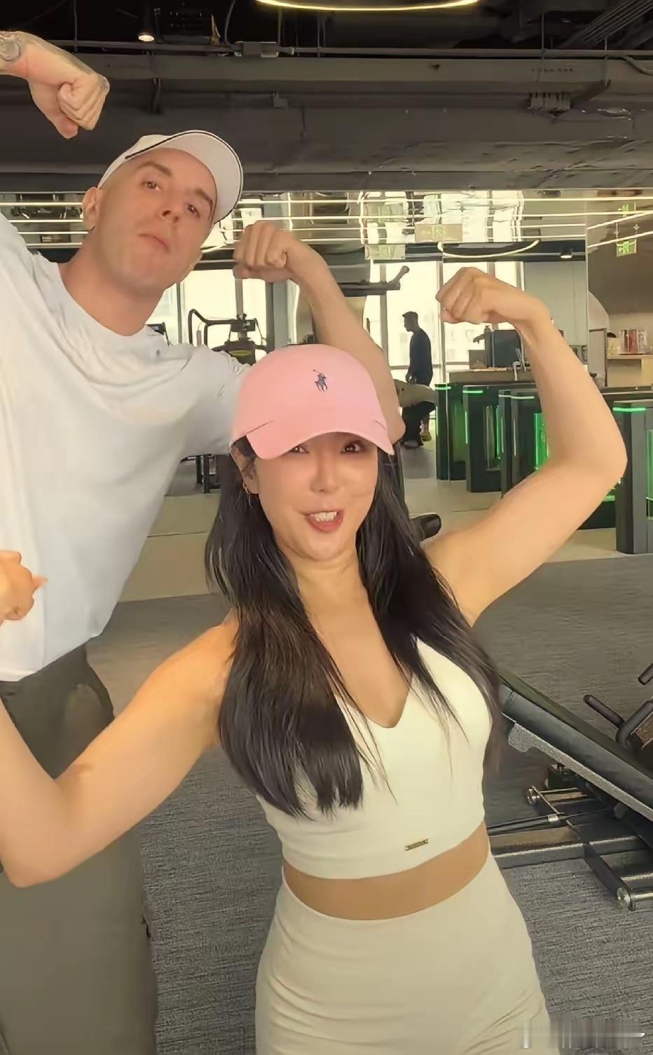 女神赵奕欢现身健身房直播撸铁。好身材从来不是天生的，全靠长期自律坚持健身，实在太