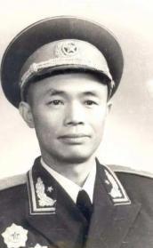 1984年，开国少将钟伟病重住院，大将黄克诚去看他。聊天时，黄克诚问钟伟，老家还