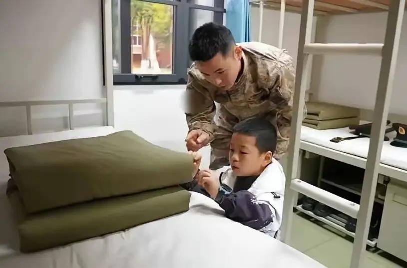 近日，四川宜宾。网友曹先生在公园散步，遇到了9岁的小朋友贾同学，两人聊了起来。曹