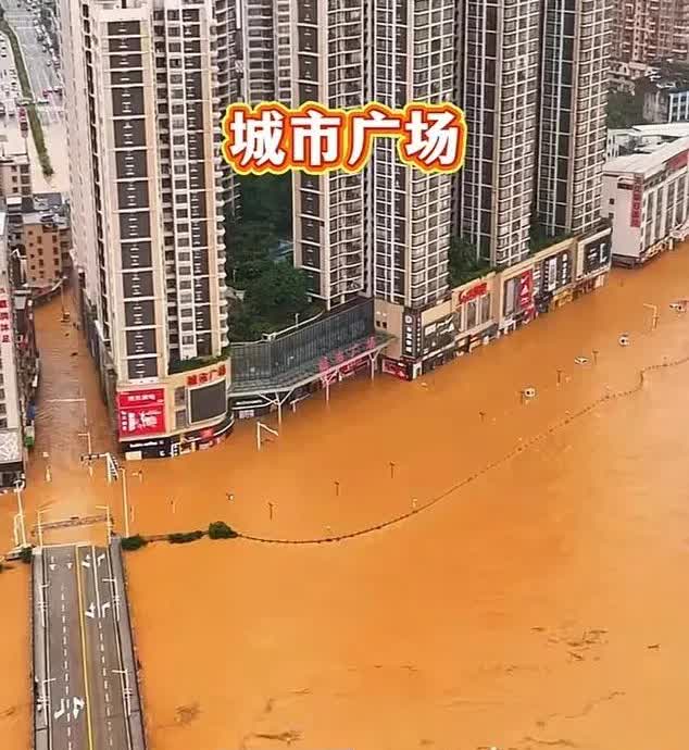 广东怀集泡在洪水里整整三天，没电没网像座“孤岛”！水面已经漫过二楼窗户