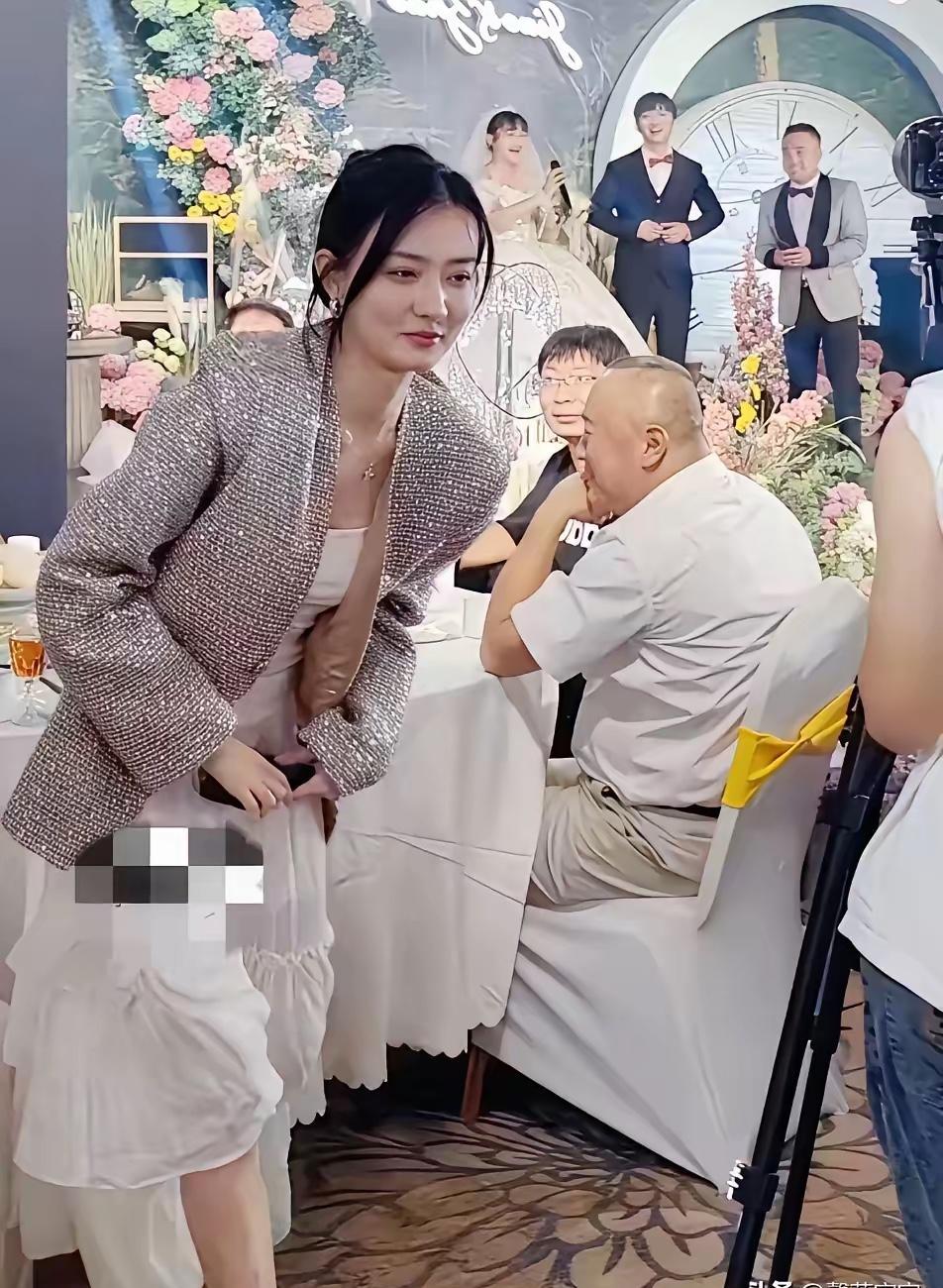 徐璐抢了手捧花，笑得比新娘还甜。不是演戏，是真事儿。婚礼现场，她没躲，直接冲