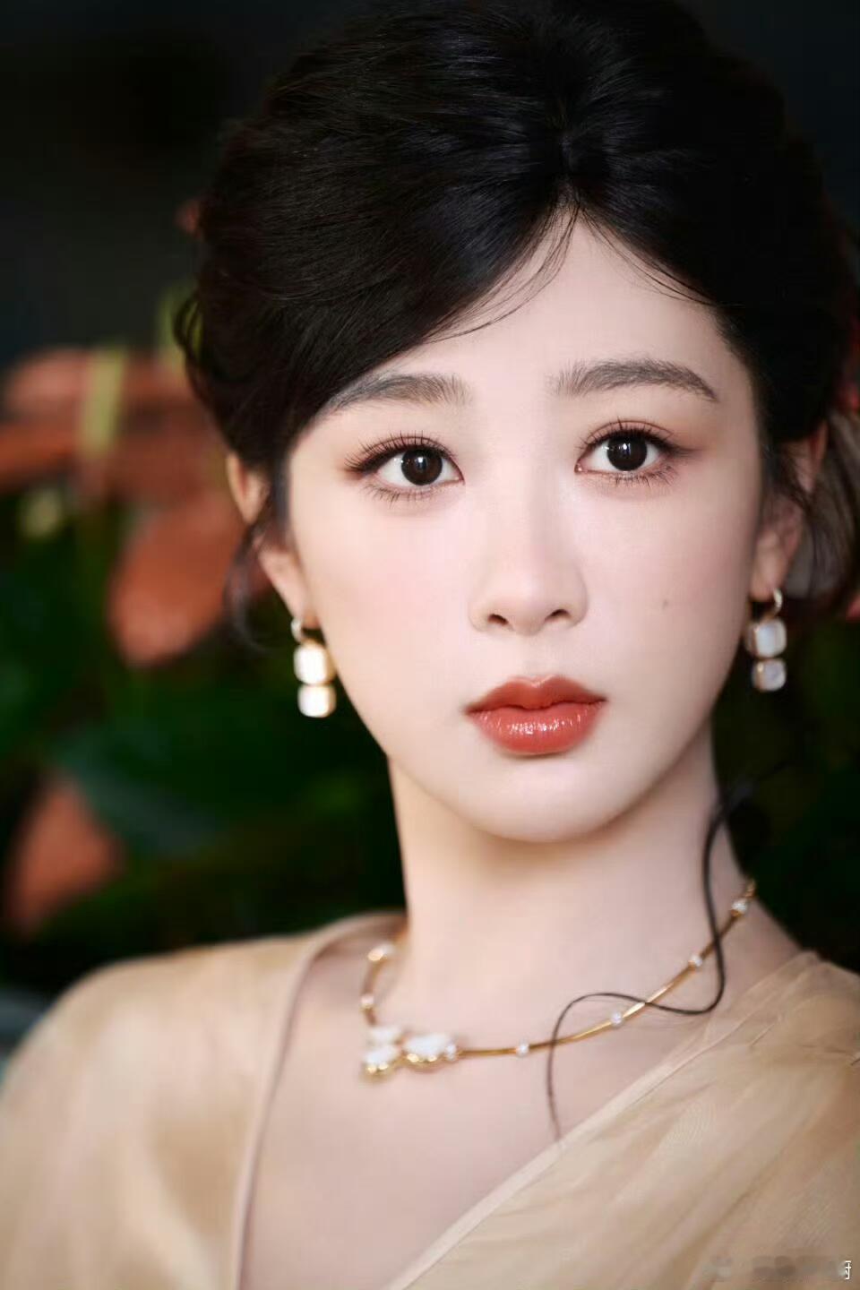 杨紫活动造型，穿着JulienFournié高定礼服出镜，佩戴Pomellat