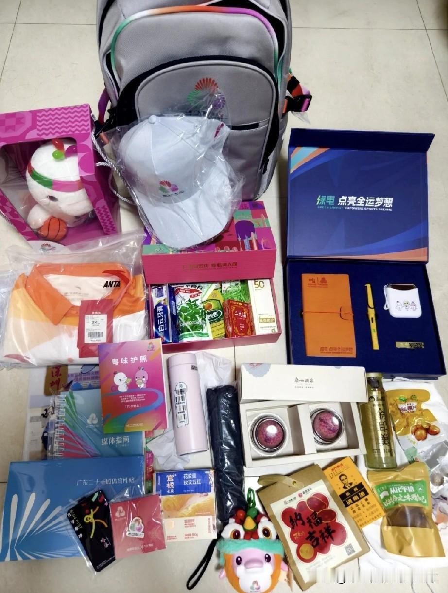 全运会媒体包16斤！拎到手抖拆开傻了!谁懂啊！扛着全运会媒体包出场馆，胳膊