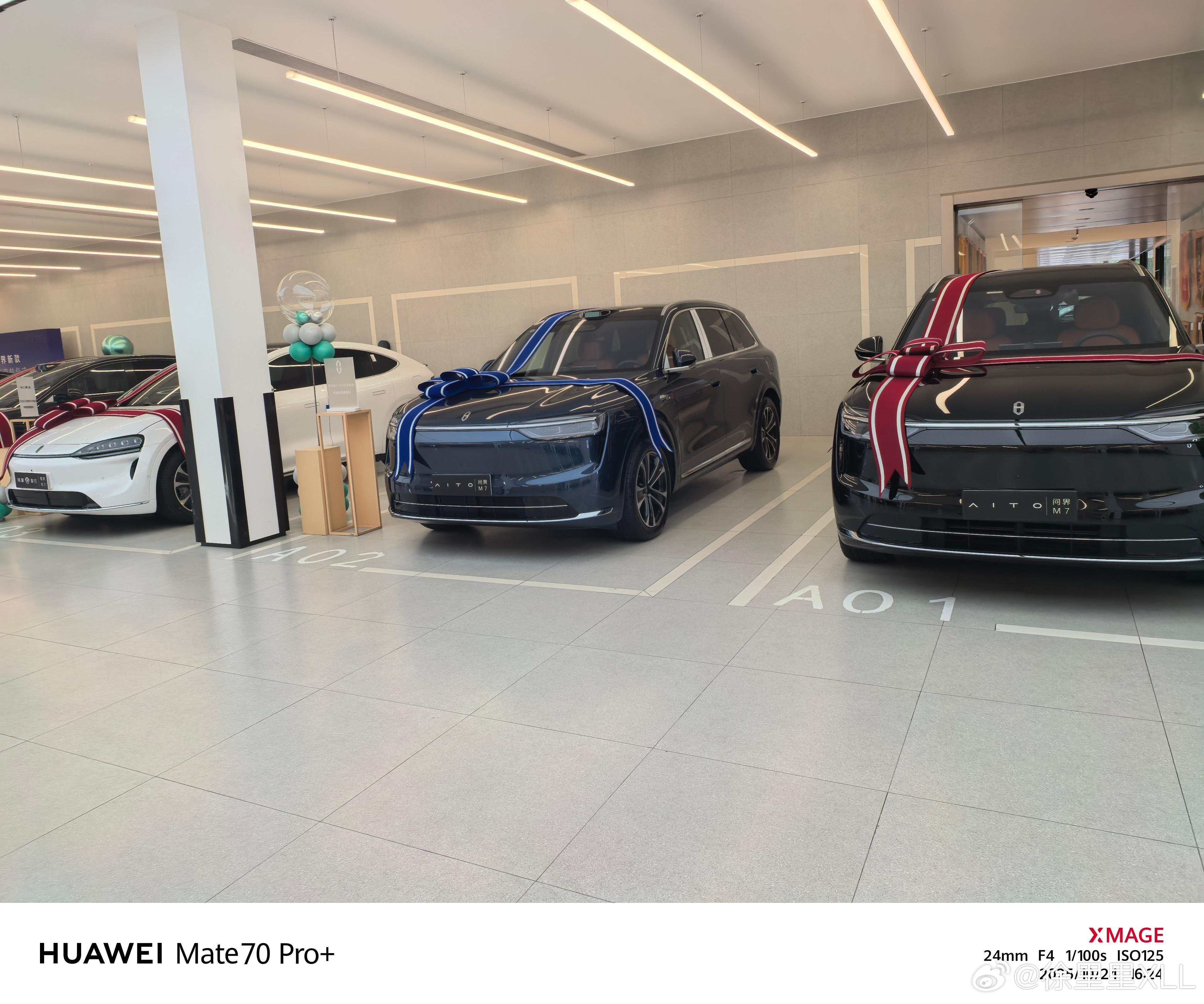 这家店的待交车区。两台M7，四台R7。R7最近是不是卖的不错？​​​