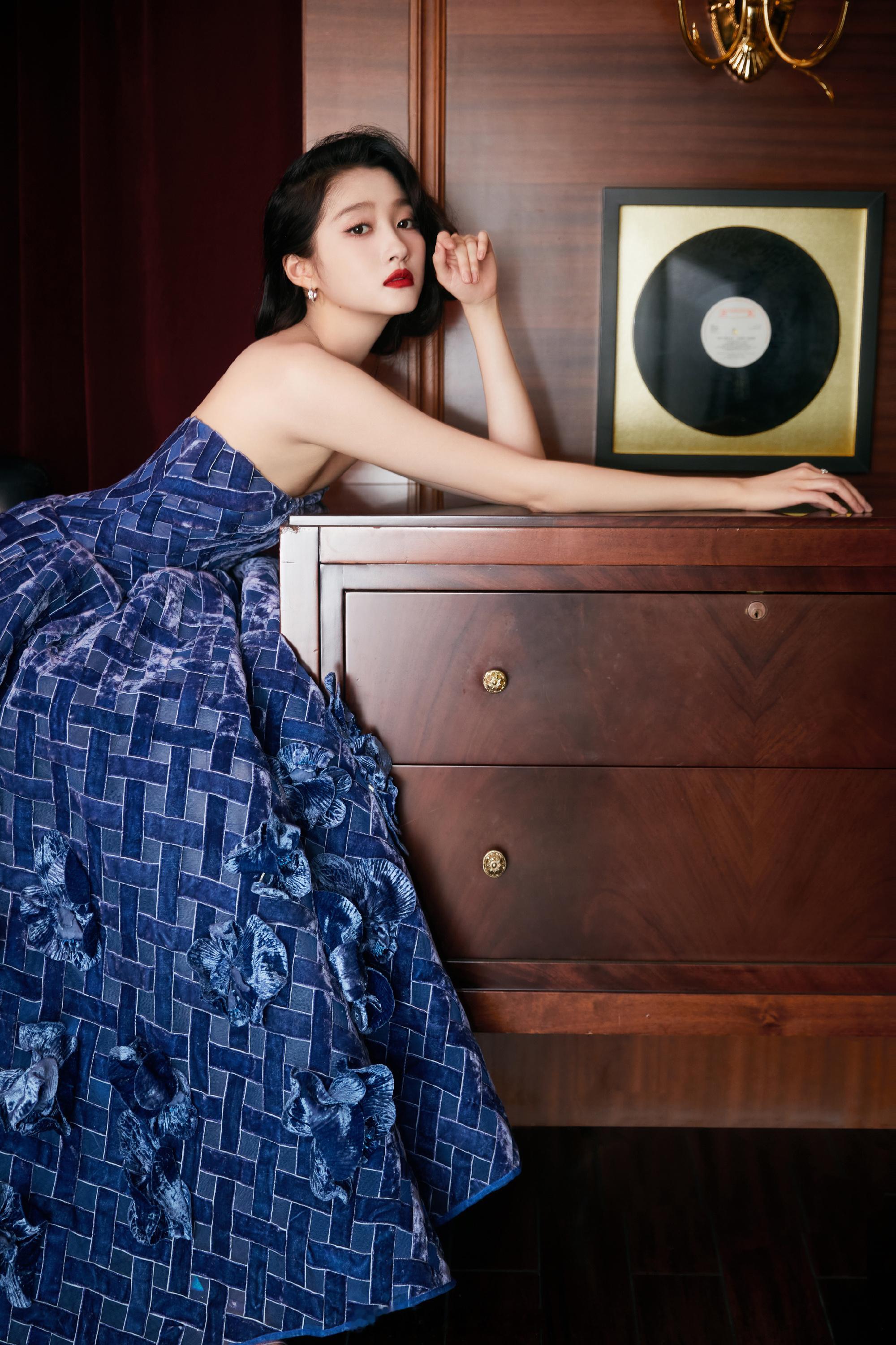 关晓彤一袭蓝色花朵裙复古优雅