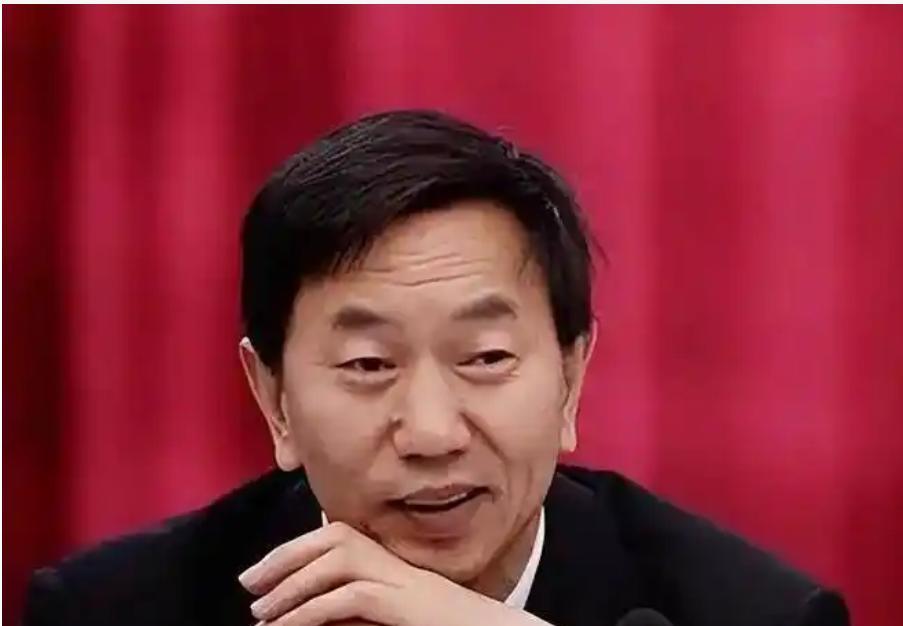 1995年，耿彦波刚成为山西灵石县的县长，就公然耍“官威”！非要花5000万修个