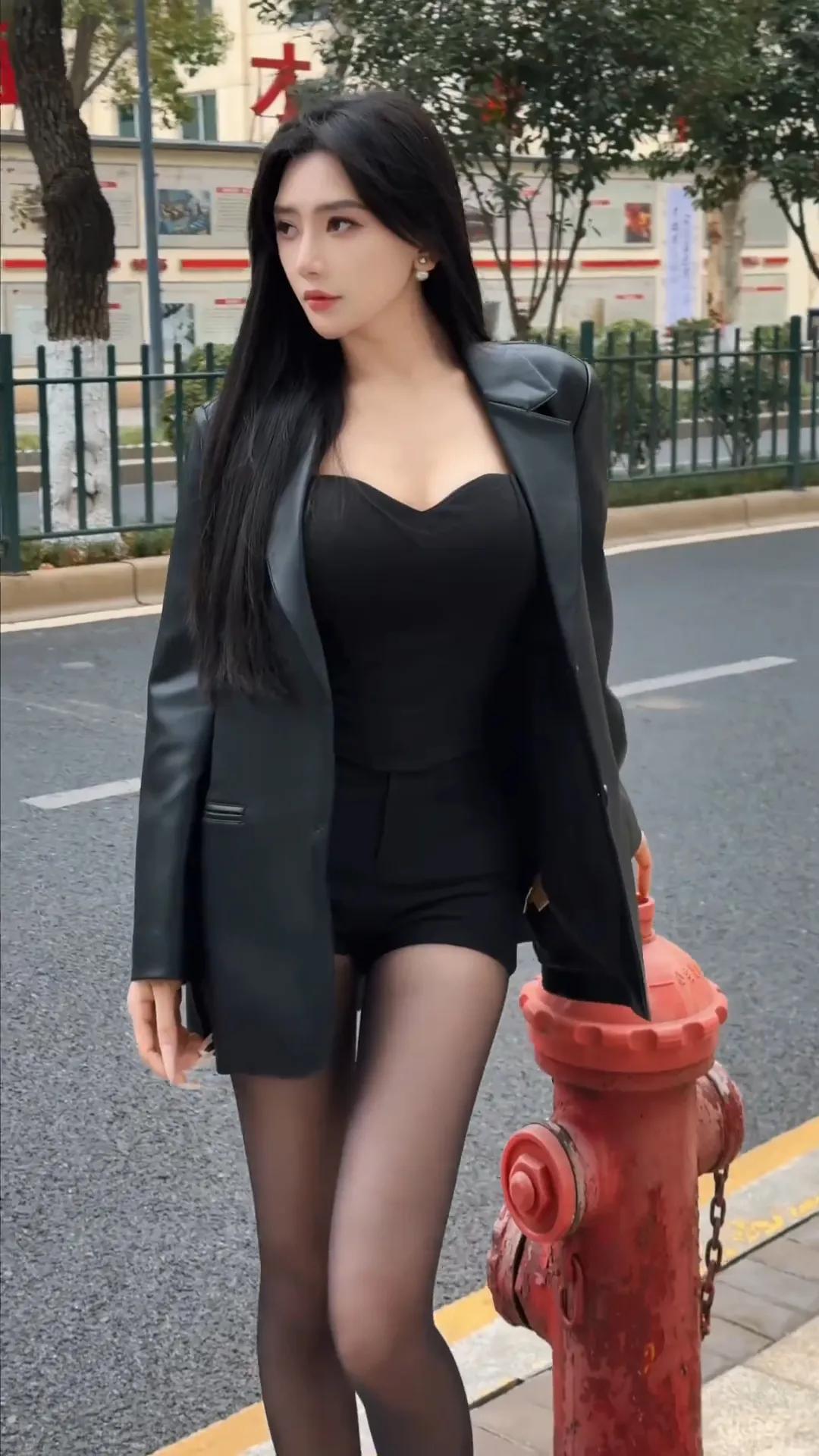 都市酷炫风，黑色皮衣搭配透视黑丝，街头时尚感十足！