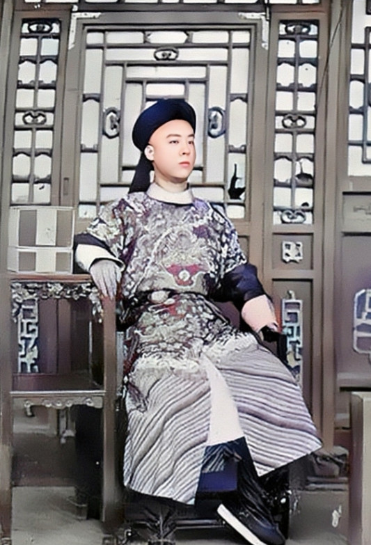 这名穿着吉服的帅哥正是恭亲王溥伟，即便在民国时期，溥伟仍坚持每日朝服穿戴整齐。1